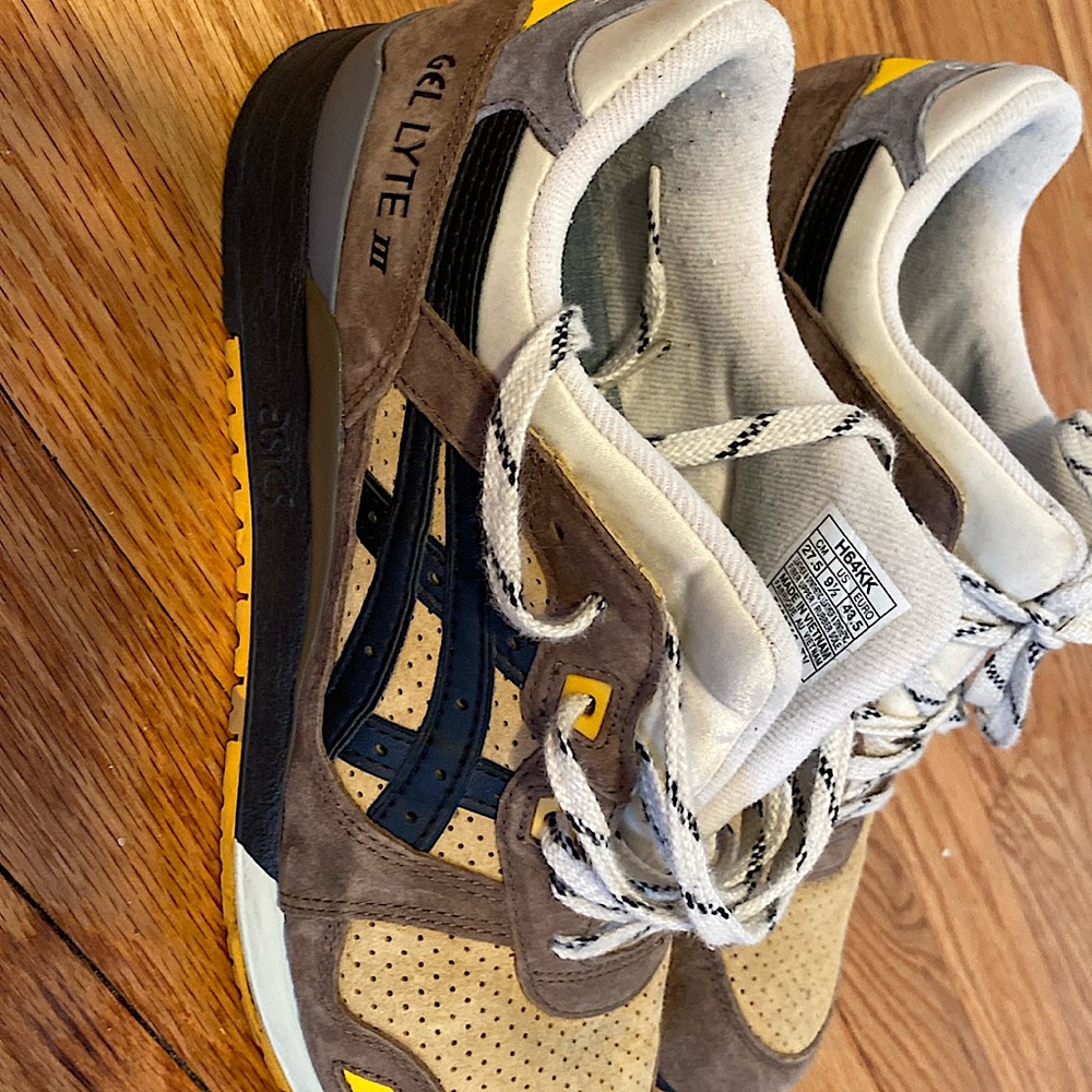 ASICS Gel Lyte III (size 9.5) Brown, light brown, yellow, black